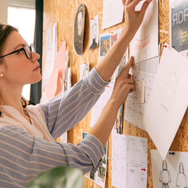 Femme punaise des dessins au mur