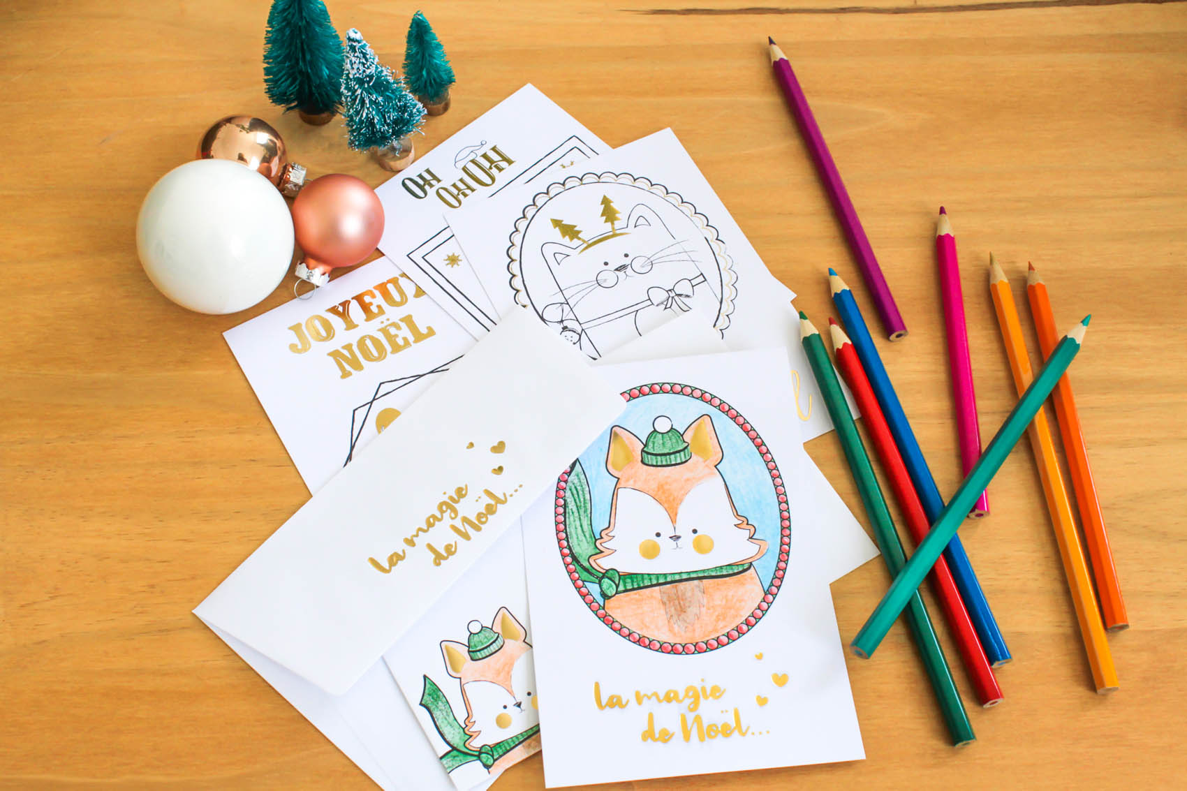 Cartes et enveloppes à colorier avec animaux et texte de Noël. Texte doré