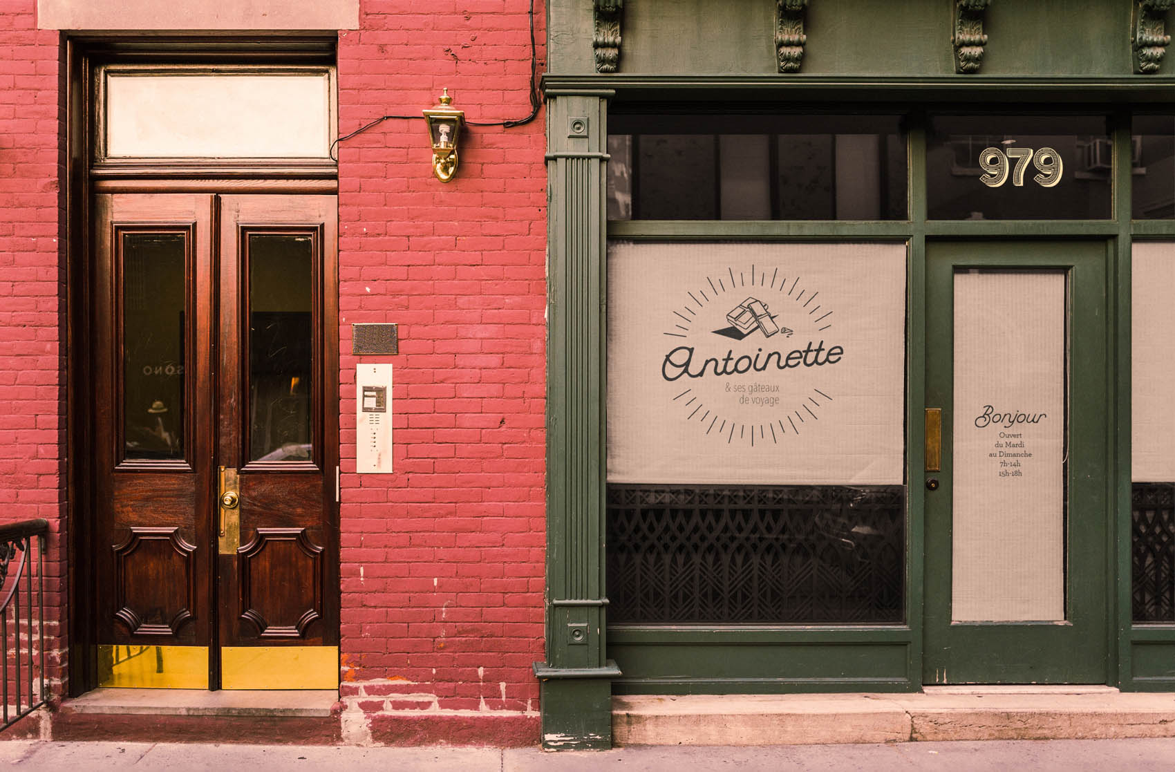 facade de boutique en travaux avec logo de patisserie