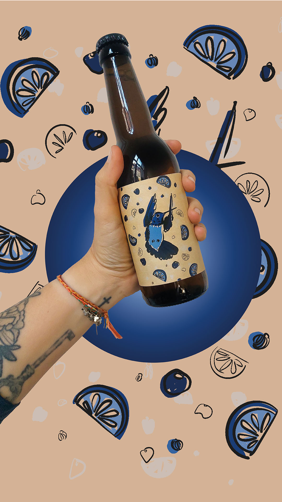 Bière artisanale avec étiquette kraft et colibri dans une main sur fond illustré bleu et nude