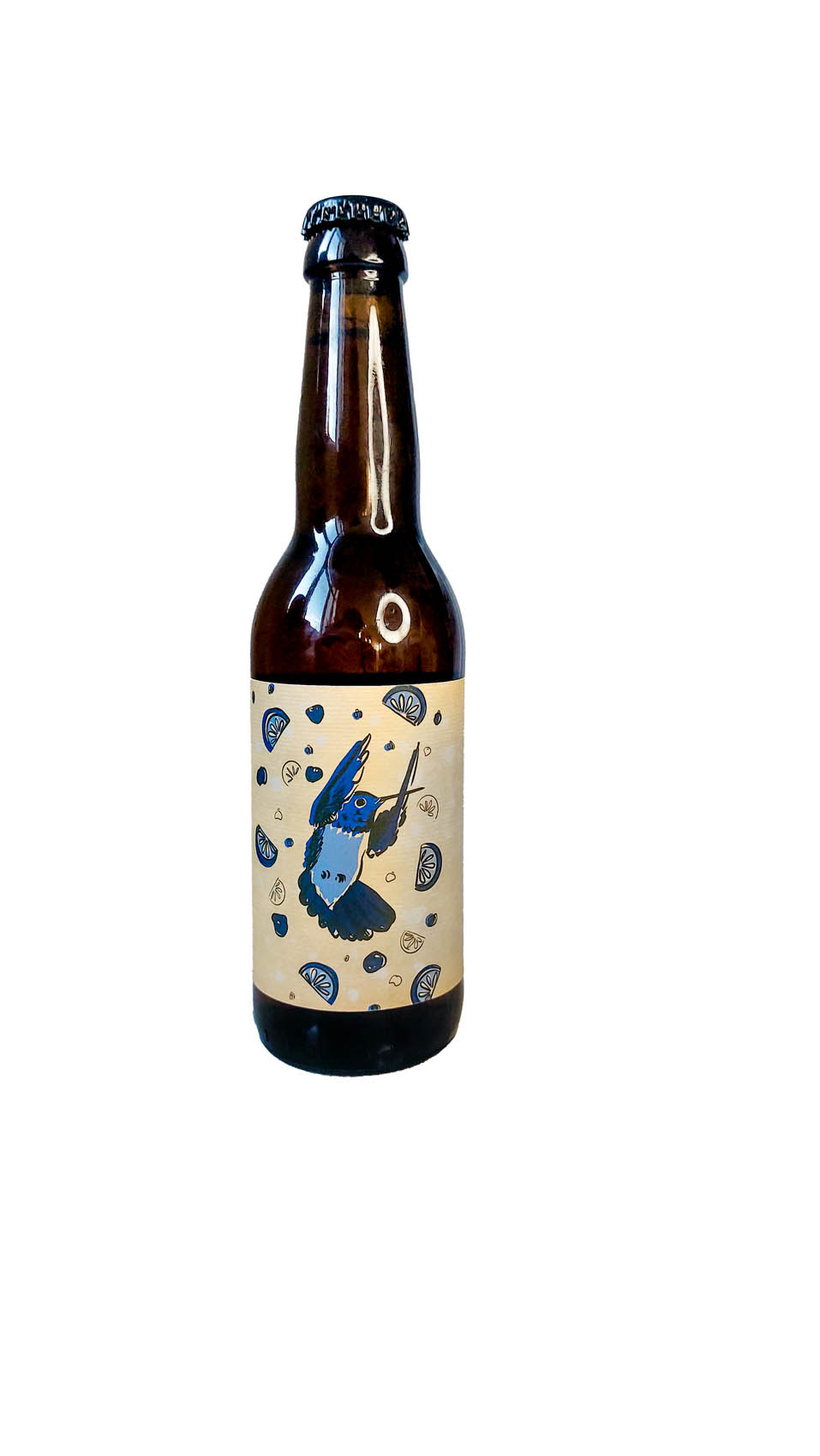 Bière avec étiquette kraft et illustration colibri bleu qui vole sur fond blanc