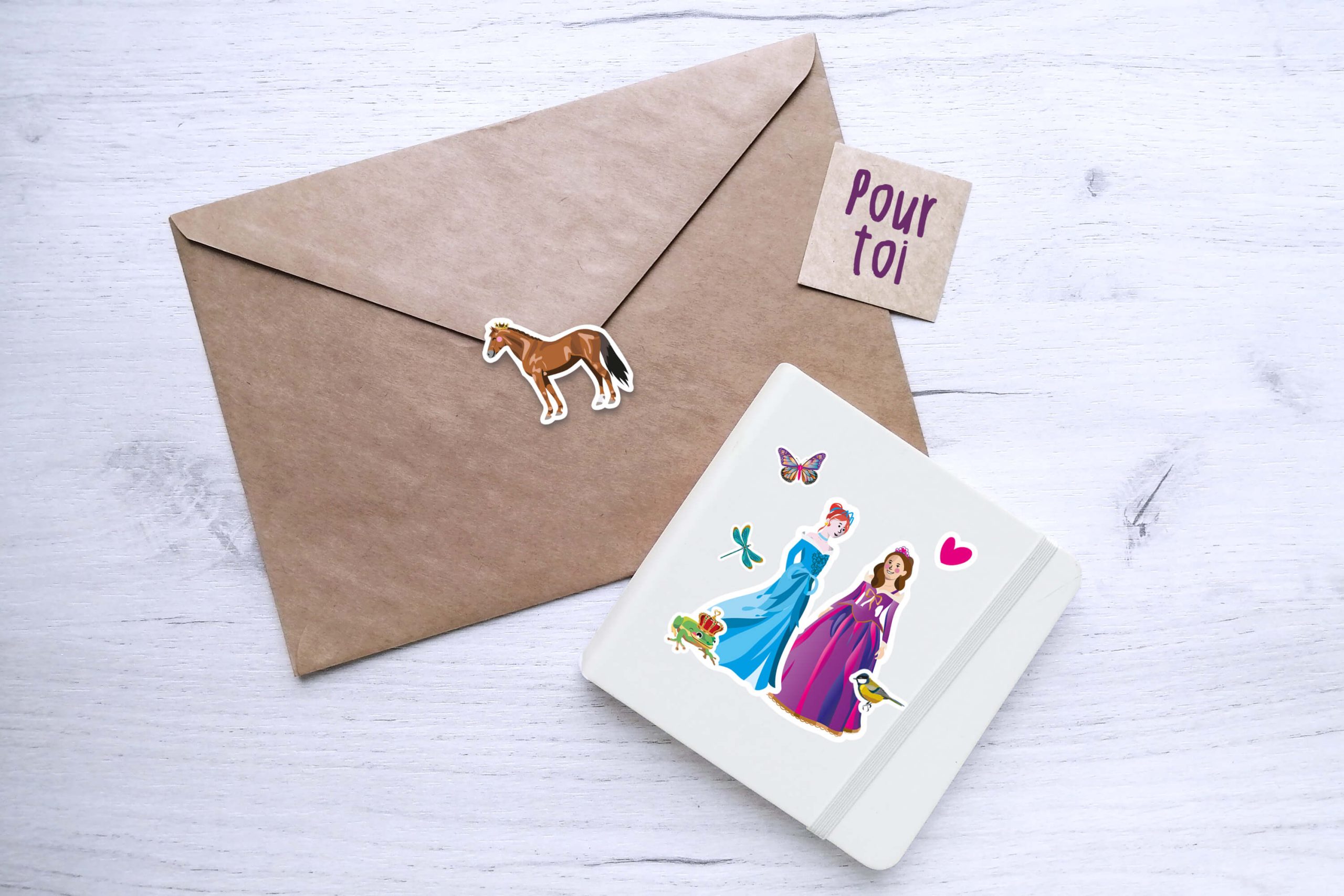 Stickers princesse sur un carnet blanc avec enveloppe kraft et sticker cheval dessus